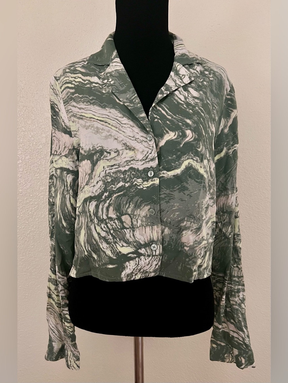 bp Marbled Gray and White Button-Up Top